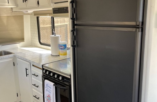 Moreno Valley Casa | 2RV/Stunning and comfortableCamper/ private/ freeparking/ internet and Netflix