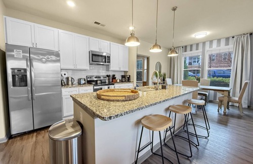 Cornelius Apartamento | 2xKing Beds, Pool, Gym, No-Stairs