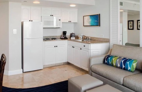 Brightwater Hotel | 2xTropical View Villa w/ Balcony 2 Queen Beds Room at Island Grand at TradeWinds