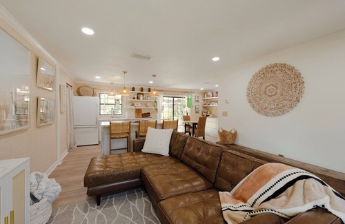 Williston Casa | 3/1 house in the country near Williston with AC & huge yard!