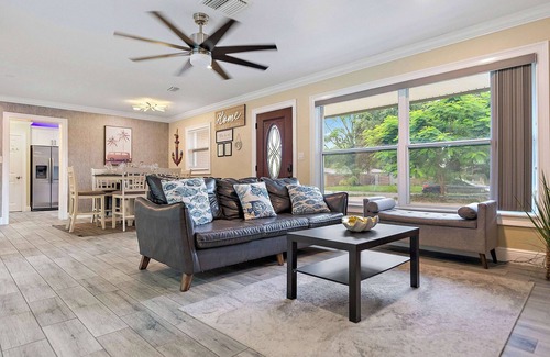 Meadowlawn Casa | 3/2 casa con piscina y estanque en el patio trasero