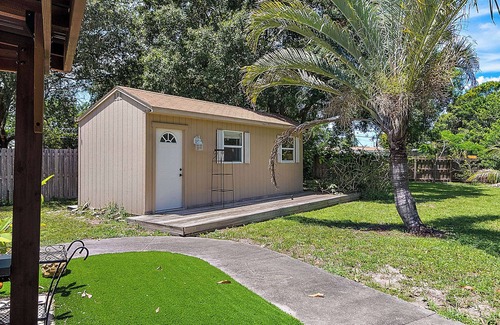 Meadowlawn Casa | 3/2 casa con piscina y estanque en el patio trasero