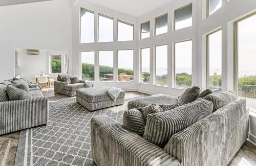 Brookings Casa | 3-Acre Property Beachfront Home in Smith River!