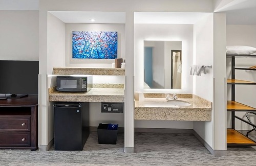 Tannersville Hotel | 3 Amazing Units Close to Sullivan Express Ski Lift! Shuttle, Waterpark, Parking!