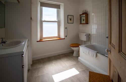 Bantham Casa | 3 Avonside, Bantham - period property with stunning sea views!