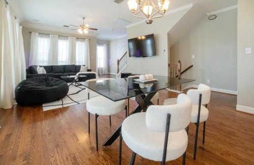 Downtown Dallas Apartamento | 3 BD Townhome w Rooftop Terrace w Free Parking