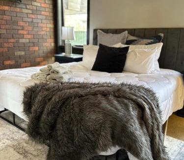 Croydon Casa | 3 Bdrm home,pool, BBQ , fireplace Great for a weekend of fun or family retreat