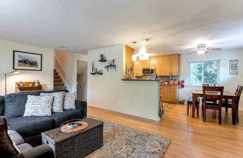 Bayview Casa | 3 Bed 1.5 Bath Blocks to Beach- Dogs OK! Quiet Cul-de-sac