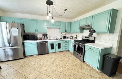 Town Center Casa | 3 Bed 2.5 Bath Townhome Retro Modern Zen Family Friendly Escape