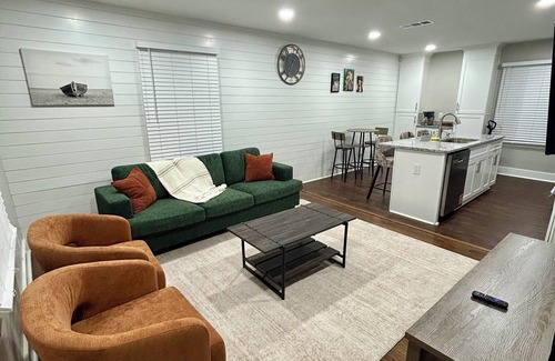 Atlanta Casa | 3 Bed 2 Bath Fall Themed Bungalow with Weighted Blankets.