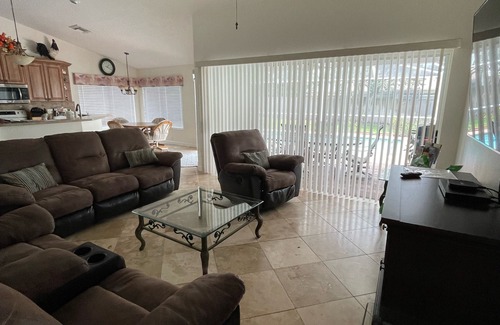 Spring Hill Casa | 3 habitaciones ~ 2 baños ~ piscina ~ wifi ~ mascotas bienvenidas / piscina climatizada opcional