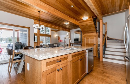 Port Carling Villa | 3 + bed 2 bath Villa on Lake Muskoka