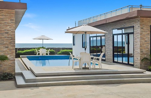 Monrovia Villa | 3 Bed/3.5 Bath (Tayla)