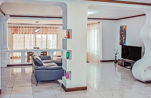 Monrovia Villa | 3 Bed/3.5 Bath (Tayla)