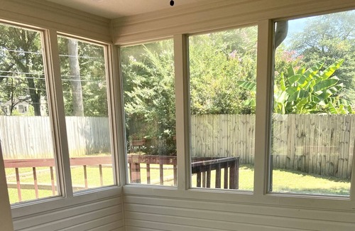 Jacksonville Casa | 3 Bed-3.5 bath upstairs with an additional Sunroom lights in rooms❤️