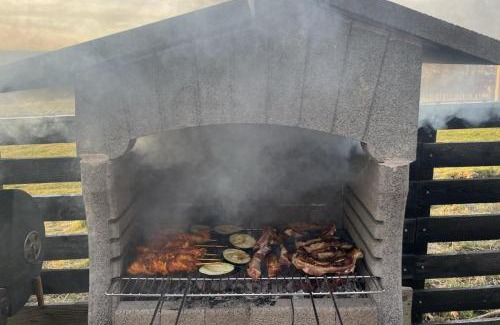 Moieciu Chalet De Esquí | 3 Bed Chalet Sleeps 8 -Fireplace & Enclosed Garden