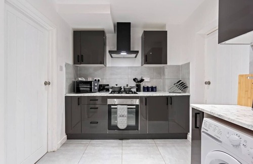 Cradley Casa | 3 Bed Contractor Friendly WIFI Lots Of Parking
