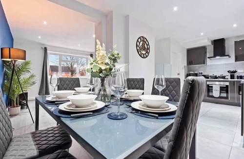 Cradley Casa | 3 Bed Contractor Friendly WIFI Lots Of Parking