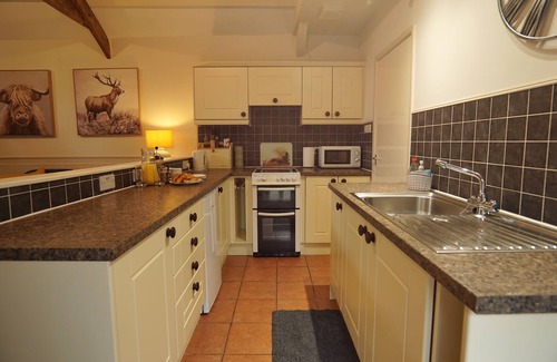 Holsworthy Cabaña | 3-Bed Cottage - Sleeps 5, Riverside, Hot Tub, Pets