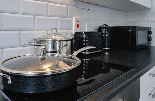 Richmond-upon-Thames Cabaña | 3-Bed Cottage, Sleeps 8, Walk to Thames, Garden