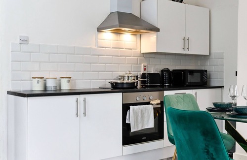Richmond-upon-Thames Cabaña | 3-Bed Cottage, Sleeps 8, Walk to Thames, Garden