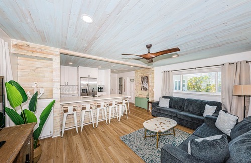 Redington Shores Casa | 3 Bed - Cozy & Coastal Beach House Steps Away from Beach