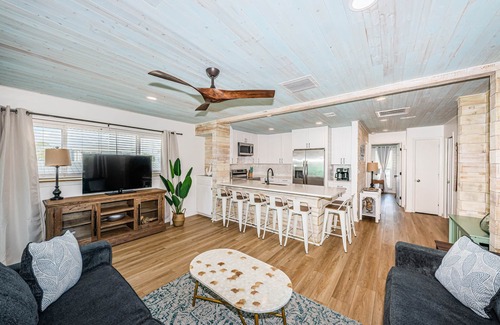 Redington Shores Casa | 3 Bed - Cozy & Coastal Beach House Steps Away from Beach