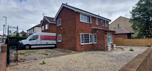 Pudsey Casa | 3-Bed Detached House Private Drive for Two Cars