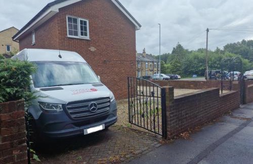 Pudsey Casa | 3-Bed Detached House Private Drive for Two Cars