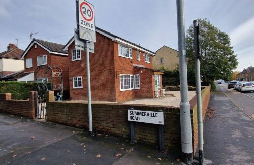 Pudsey Casa | 3-Bed Detached House Private Drive for Two Cars