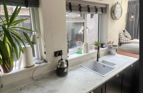Guildford Casa | 3 Bed Home - Sleeps 6, Garden, Pets, Free Parking