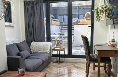 Guildford Casa | 3 Bed Home - Sleeps 6 Garden Pets Free Parking