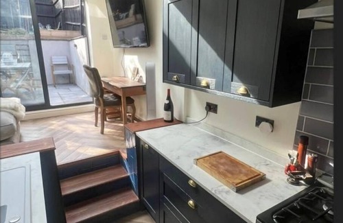 Guildford Casa | 3 Bed Home - Sleeps 6, Garden, Pets, Free Parking