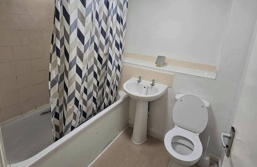 Bletchley Casa | 3 Bed House- Sleeps 6 - Parking - Wifi