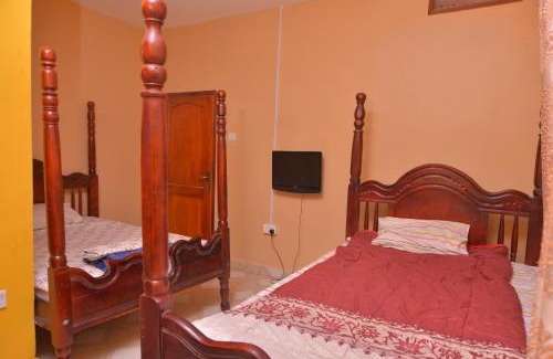 Kampala Casa | 3 Bed House - Sleeps 8 Wifi Parking Pets