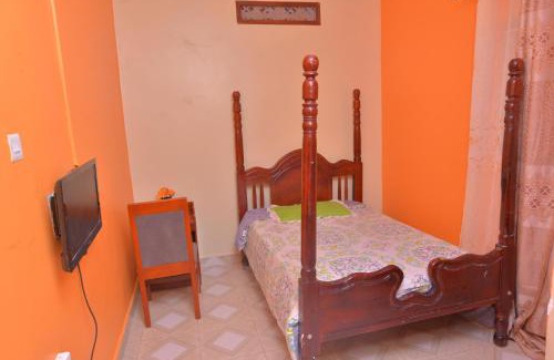 Kampala Casa | 3 Bed House - Sleeps 8 Wifi Parking Pets