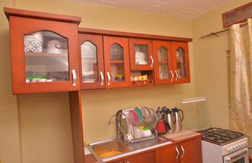 Kampala Casa | 3 Bed House - Sleeps 8 Wifi Parking Pets
