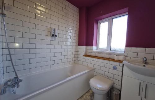 Merthyr Tydfil Casa | 3 Bed House with Garage, NR BPW & Brecon Beacons National Park