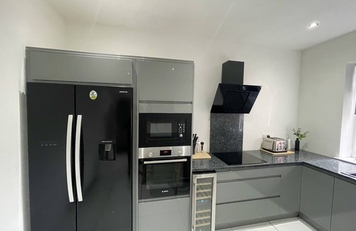 Chapeltown Apartamento | 3 bed large modern House/apartment-Free parking
