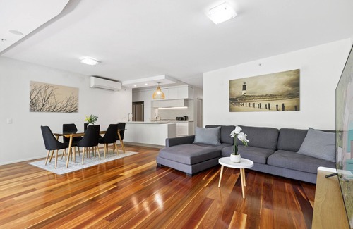 West End Apartamento | 3-Bed Luxurious Retreat by Brisbane River & CBD