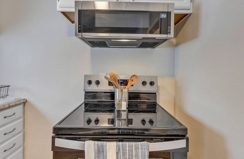 South Euclid Casa | 3 bed S Euclid NEW ON VRBO DISCOUNTED PRICE, EXCELLENT REVIEWS OTHER PLATFORMS