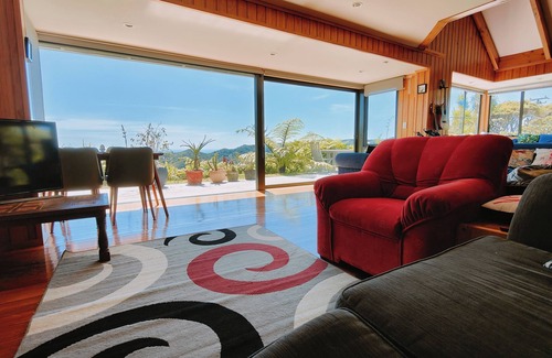 Karekare Casa | 3 Bed Tranquil Nature Escape with Stunning views, Spa, Beaches & Stargazing.