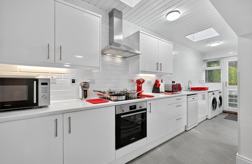 Lisburn Casa | 3 Bedroom House, 16 minutes to Belfast, Parking by StaybyNumbers