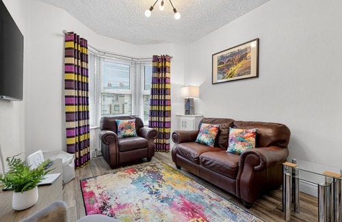 Lisburn Casa | 3 Bedroom House, 16 minutes to Belfast, Parking by StaybyNumbers