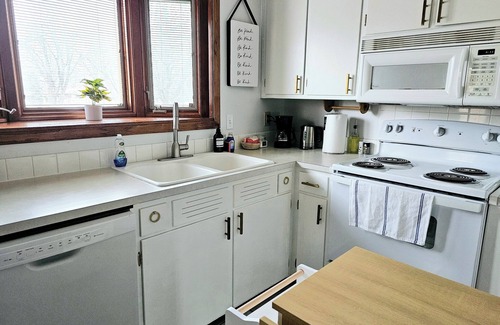 Lincoln Casa | 3 bedroom, 1 bath furnished rental