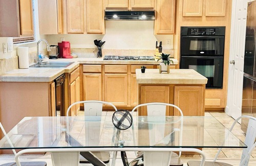 Reno Casa | 3-bedroom/2.5bath/5TVs/Sleeps 11