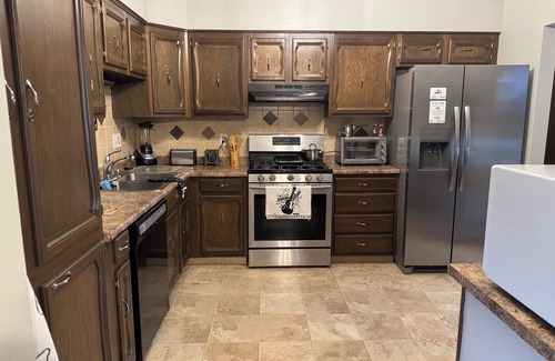 Newark Casa | 3-bedroom 2 bath House Featuring a Music Theme Decor