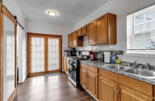 Lakeview Casa | 3-Bedroom 2-Bath House Sleeps 8 Buffalo NY