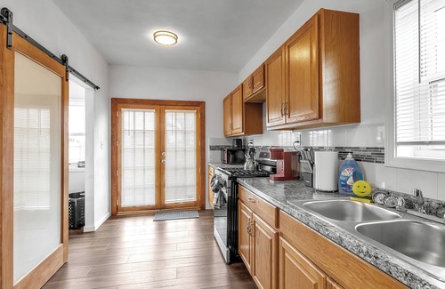 Lakeview Casa | 3-Bedroom 2-Bath House Sleeps 8 Buffalo NY