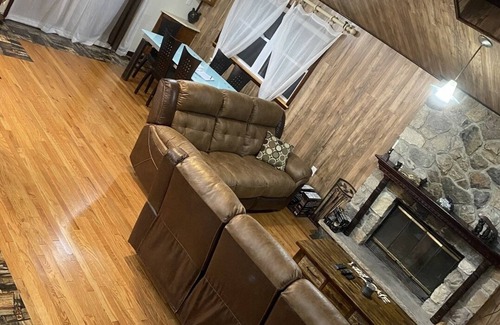 Tunkhannock Township Cabaña | 3 bedroom 2 full bathroom cottage by the lake
